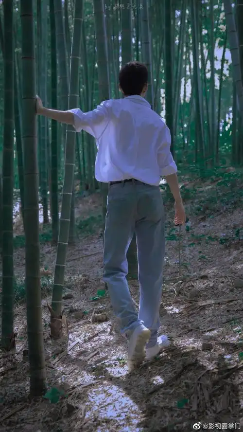 肖战库存随拍#肖战的背影,每一张都充满故事感啊,你能一眼认出他痧?