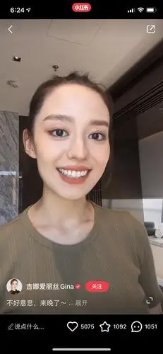 吉娜爱丽丝素颜好像也有混血感