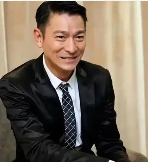 63岁刘德华老当益壮喜得二胎?用40字回应当爹传闻,信息量太大