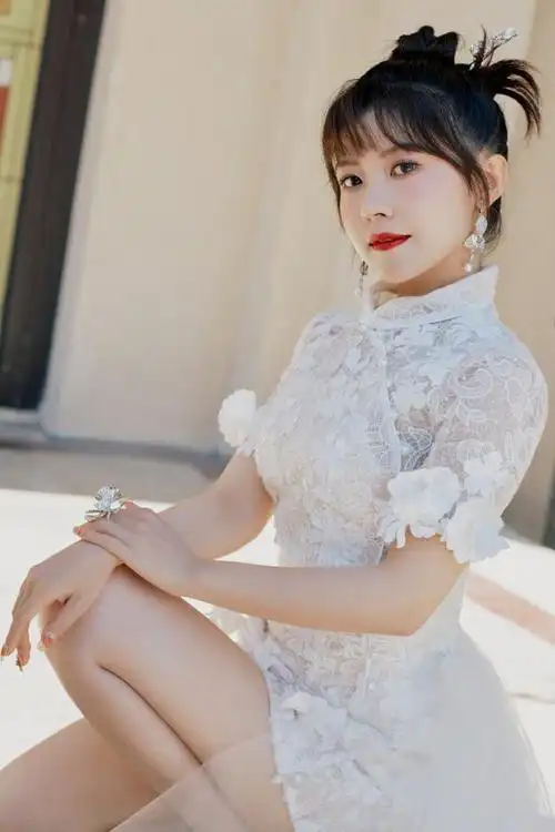 赖美云白色蕾丝旗袍造型写真 秀出好比例小个子也有大身材