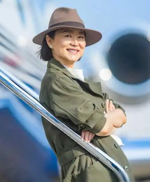 林青霞近照:现身香港巴塞尔艺术展,人群中很吸睛,70岁依旧漂|影坛