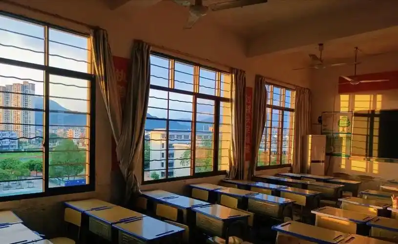 后来的我走过很远的路这校园会是哪片落叶 掉进回忆的流年图片来源