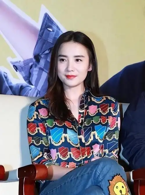 之际,却不料再度捕捉到她与当红歌手黄少峰先生如影随形的甜蜜瞬间