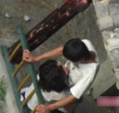 某高校再曝"亭子门"不雅照 大白天竟然做那事!(组图) - 今日钦州-钦州