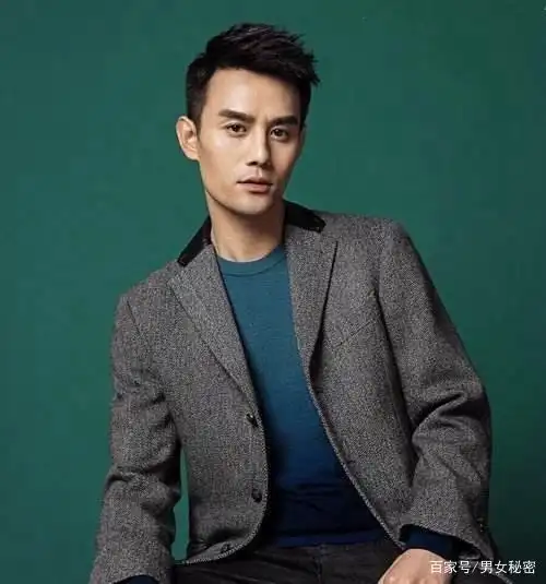 王凯,熟男气息之下,还蕴藏着淡淡的男孩气,酷酷表情魅力十足!