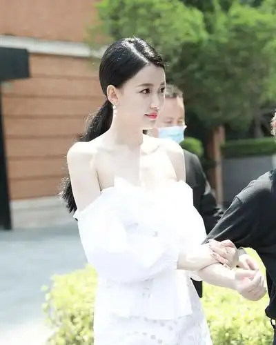 又迷上了孙怡的穿搭,一字肩连体裤配高跟鞋,扎低马尾娇媚十足_高清