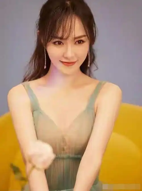 唐嫣二胎后更丰满,一袭半透视纱裙很勾人,39岁太有韵味_网易订阅