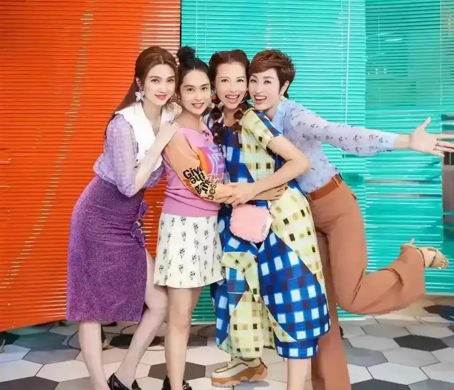 这才是姐妹合照的正确姿势,大家都照顾朱茵的身高,真正的好姐妹.