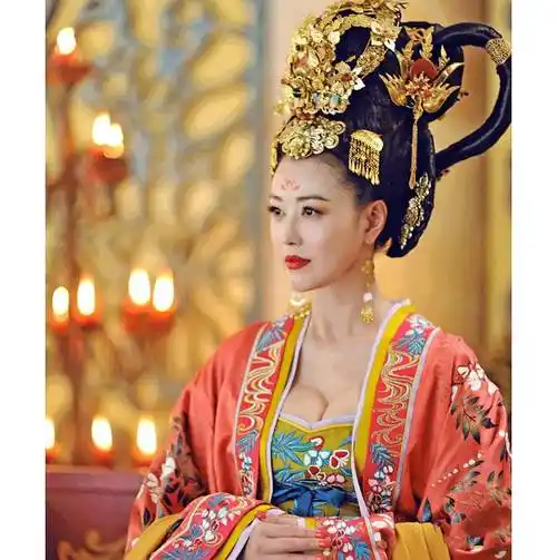 走秀看这个背影你能看出这是已经快50岁的人么▼周海媚自己也曾说