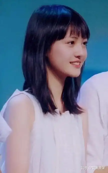 郑爽18岁旧照曝出长相清纯漂亮和现在一模一样她真整容了吗