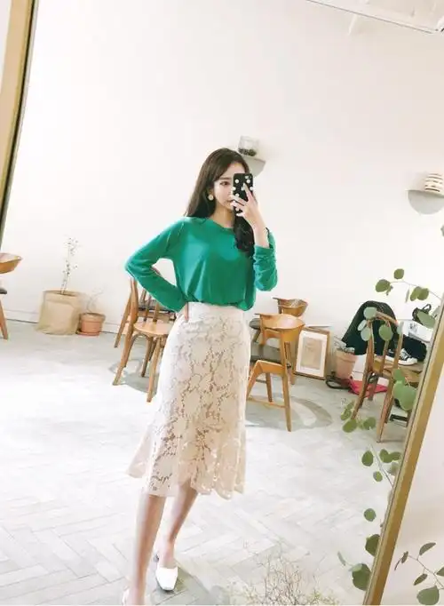蕾丝中长款半身裙搭配,瞬间气质脱俗