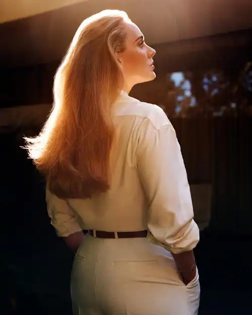 一共拍摄了两组写真大片,adele是唯一一位同时登上英美《vogue》封面