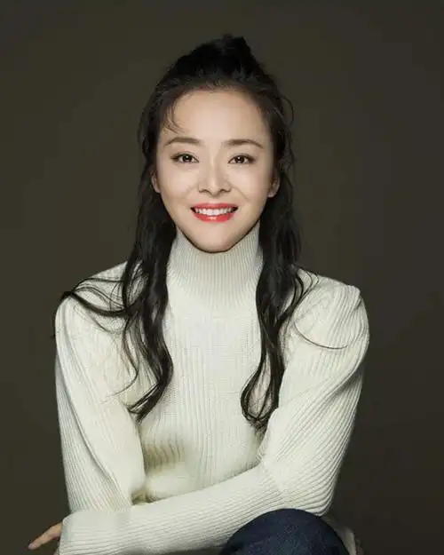 演员王嘉白衣写真极简搭配纯净美好