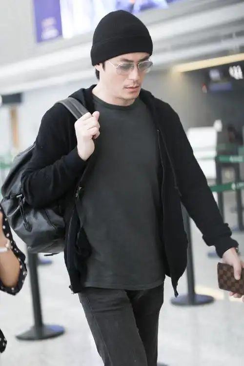 39岁霍建华近照脸小了一圈太瘦了减肥成功吃火锅庆祝