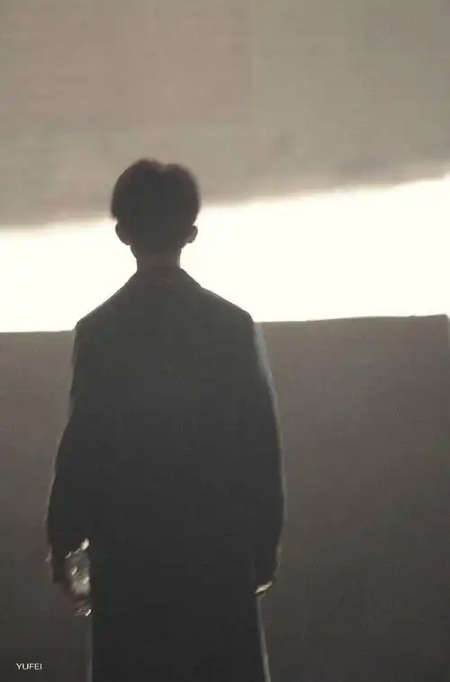 易烊千玺"女友视角"美图来袭,黑白色系彰显清冷气质