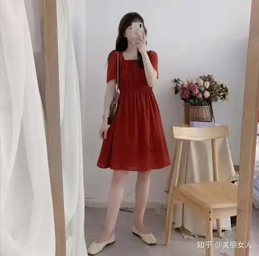 红色连衣裙搭配什么颜色鞋子