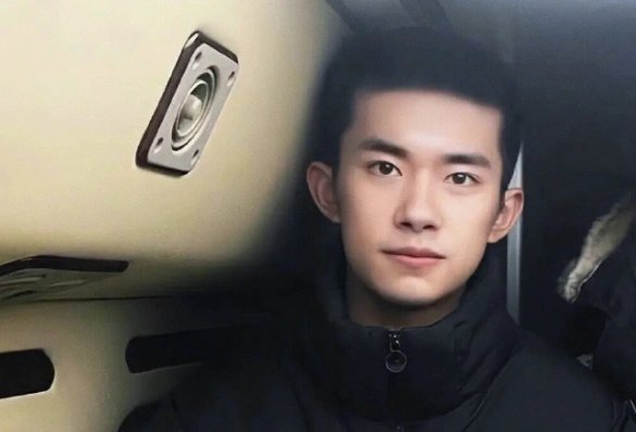 易烊千玺寸头照曝光 清爽帅气少年感十足