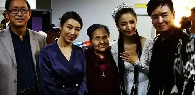 陈思诚与儿子温馨互动,父子俩一起去看佟丽娅演出,力破离婚谣言_网易