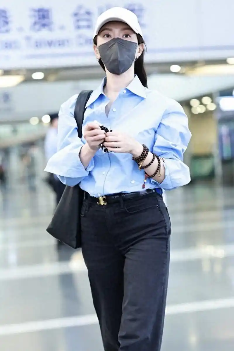 2023年9月13日,北京,陈数现身机场.身着衬衫阔腿裤简约随性.  #陈数