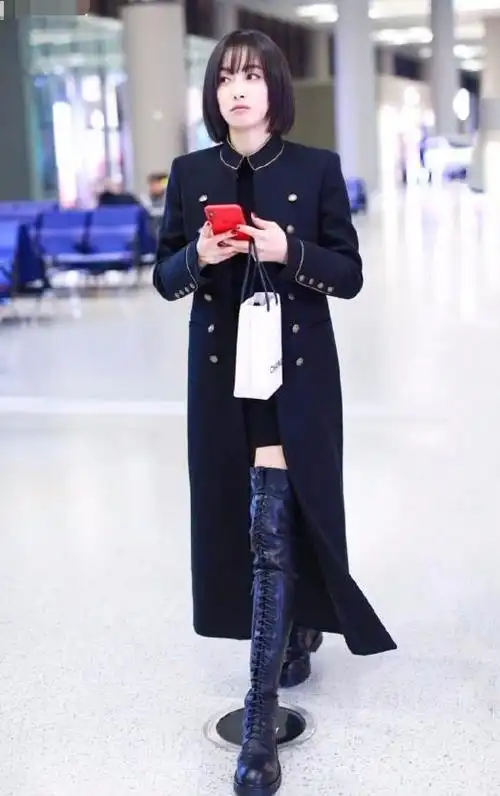 宋茜这双靴子,从她的脚背绑到了她的大腿,女神为了美丝毫不嫌麻烦