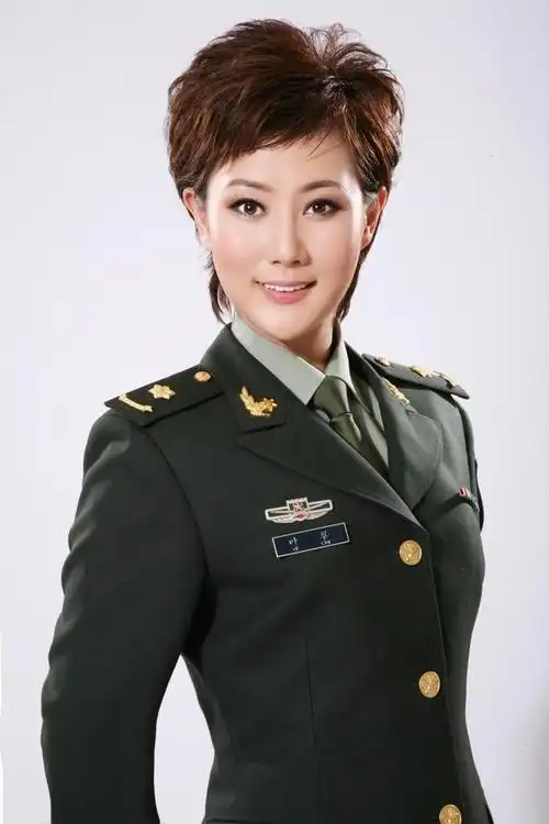 叶翠叶翠激情献唱新浪娱乐讯 早前,军旅女高音歌唱家叶翠来到"朱日和"