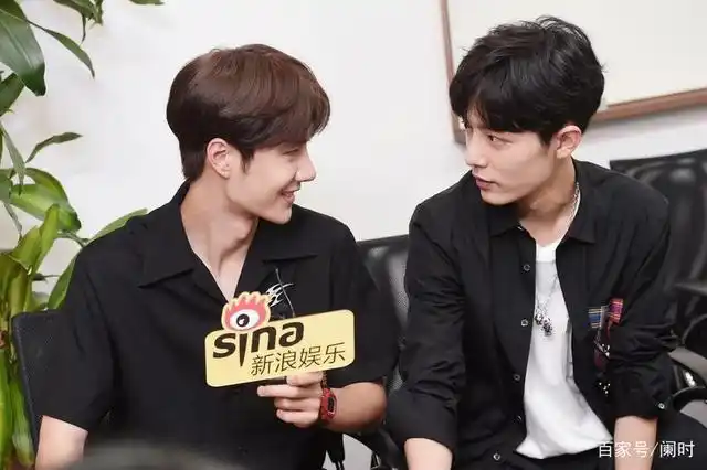 肖战,王一博对视合集!看了这组图,谁还能说他们关系不好?