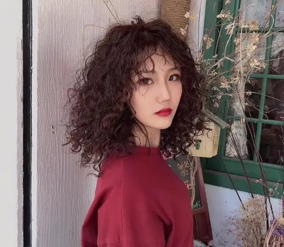 首页 女生发型 烫发 齐耳短发烫小卷好看吗 洋气还瘦脸的小卷短发你