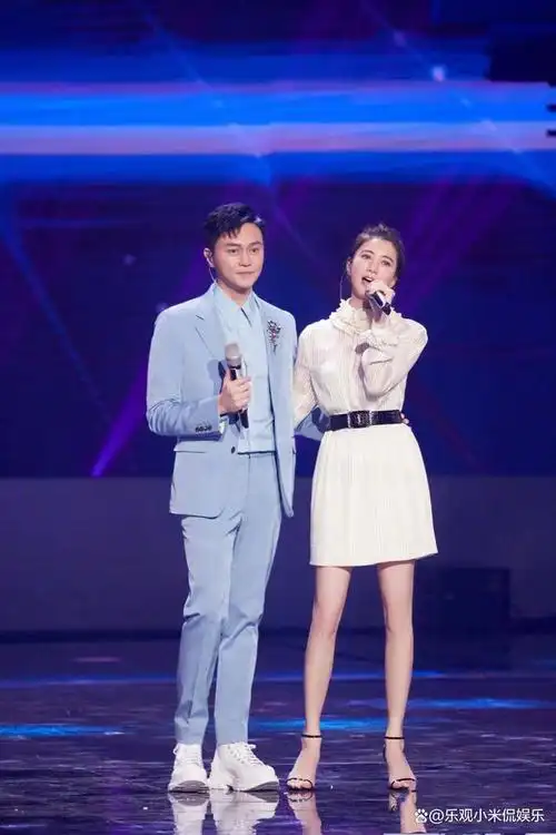 52岁张智霖爆出新动态胡子又长又白满脸褶皱三代同堂幸福感足