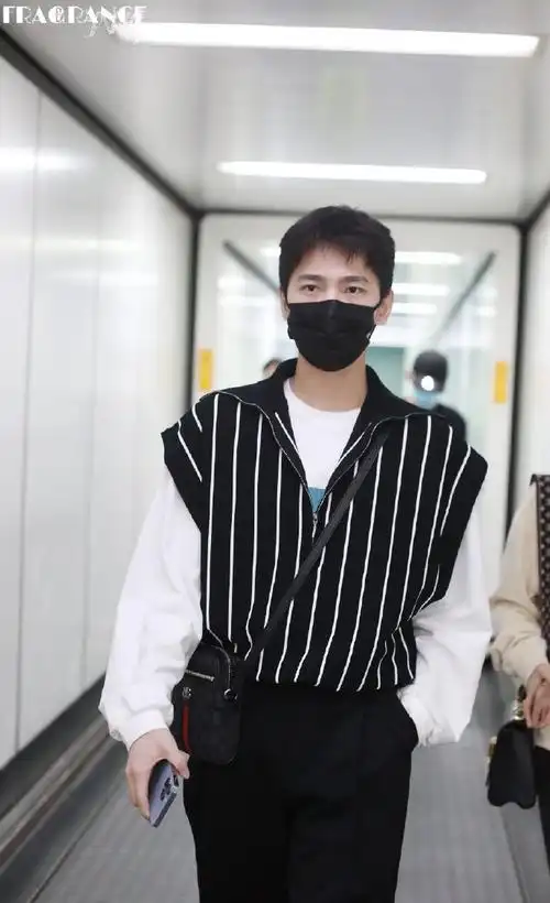 杨洋1115机场饭拍杨洋今日机场look:条纹衬衫 黑色直筒裤,最好的诠释