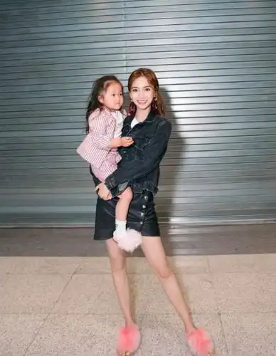 angelababy臂力惊人,一手抱一娃表情从容,女汉子名副其实 -娱乐频道