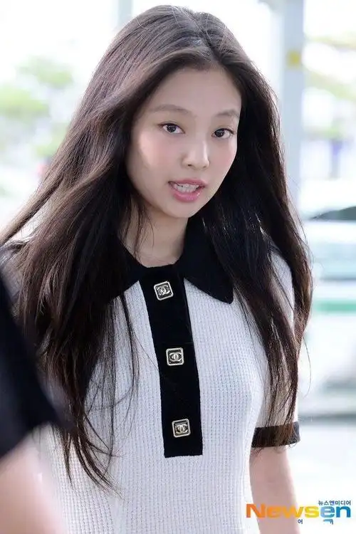 blackpink成员jennie现身机场穿黑白polo裙甜美可爱