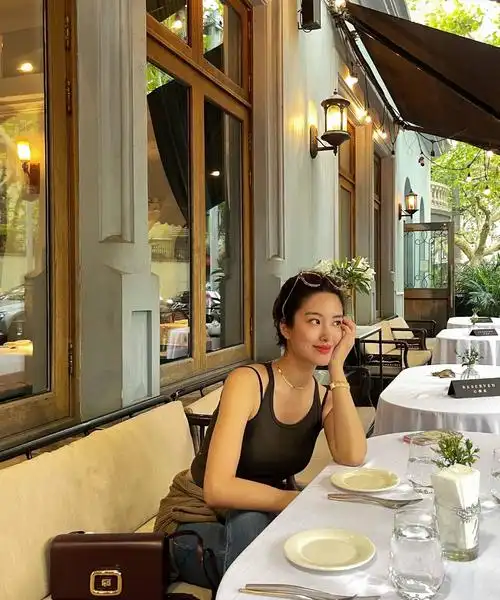 1/ 6 搜狐娱乐讯 9月7日,杨采钰在社交平台晒出自己初秋出街的生活照.