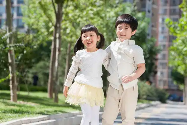 小男孩和小女孩