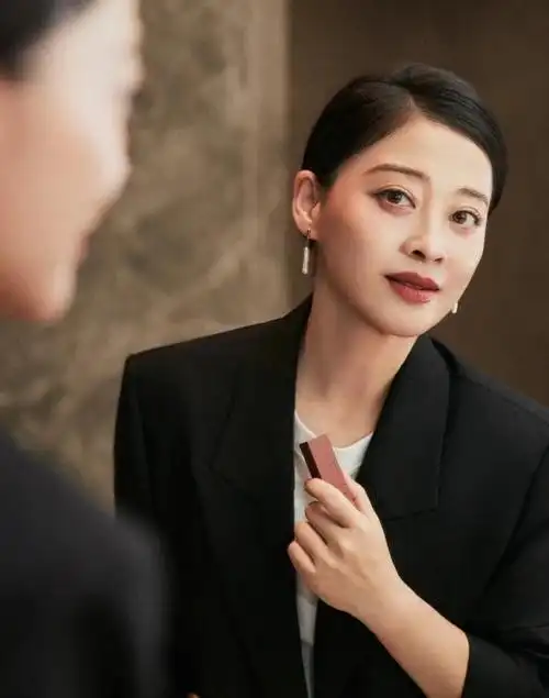 梅婷致胜年龄的秘诀就是心态,在春日里插花,仿佛拥抱了整个春天,这样