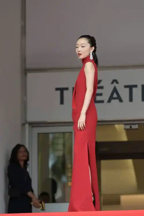 周冬雨才是这次戛纳电影节上的造型赢家!平胸都能穿出自信来!