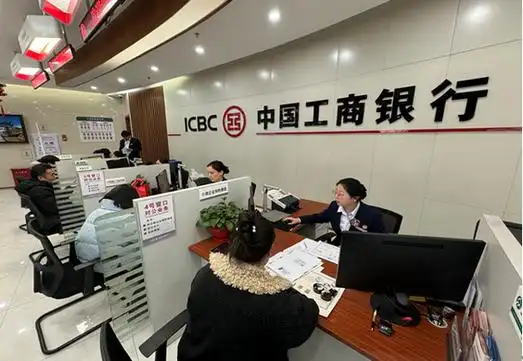 3月11日,在工商银行昌吉分行营业部,工作人员正在为小微企业办理贷款