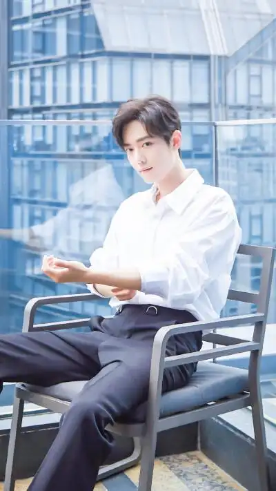 陈情令泰国见面会 肖战 时尚芭莎 白衬衫侧颜 修图见logo 图片来自