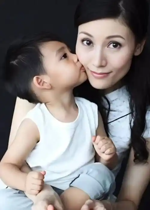 李嘉欣母亲节晒照,记录13岁儿子成长过程,许建彤小时候又帅又萌