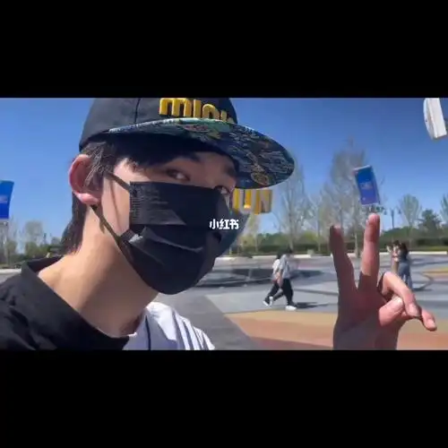 小宋老师环球影城玩过山车啦#宋亚轩  #时代少年团宋亚轩