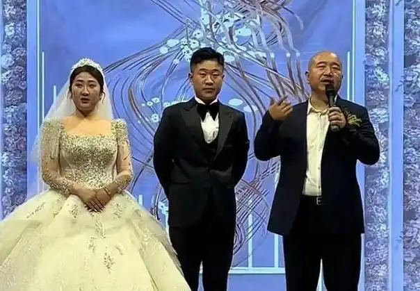 韩红近况引争议,亮相王小利儿子婚礼瘦了20斤,状态尽显憔悴