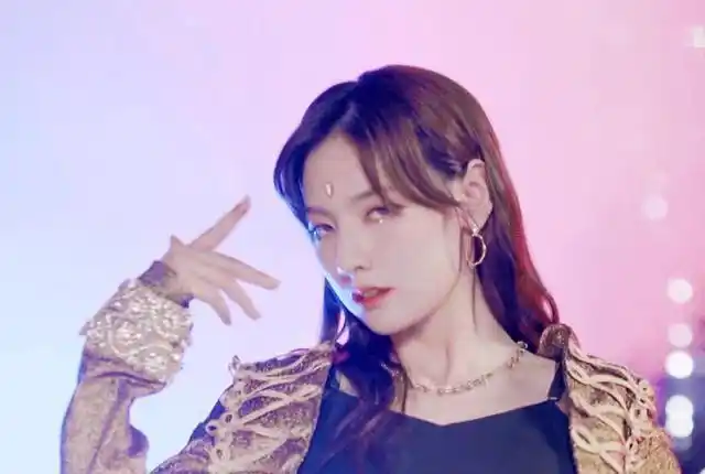 《创3》学员赵粤风格多变,穿"洛丽塔"直播,长发造型太可爱了