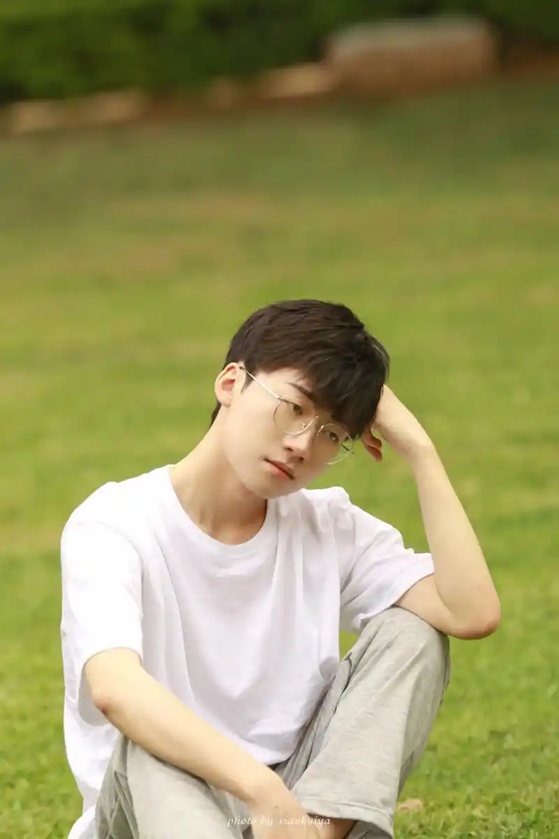 白衬衫和绿草地#@男生写真 #白衣少年 #厦门约拍 #厦门写 - 抖音