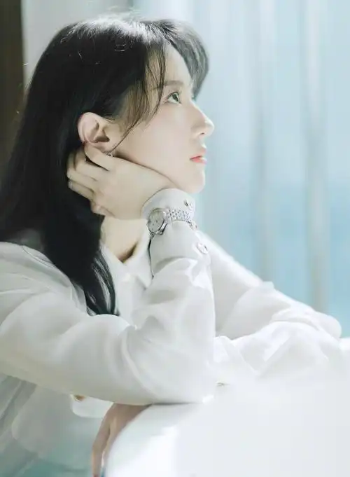 刘亦菲新发型,齐刘海优雅清纯像极了18岁少女