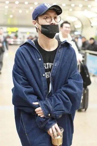 小绵羊张艺兴穿着一件宽松牛仔外套,帅气十足