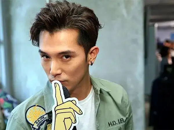 饰演阿杰的 邱泽长年给人留下的印象是偶像剧花美男.