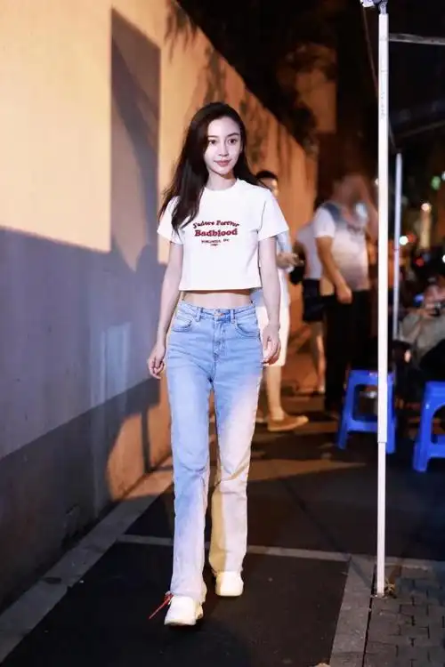 杨颖最新上班私服,白色刺绣短t搭配牛仔裤,完美展现