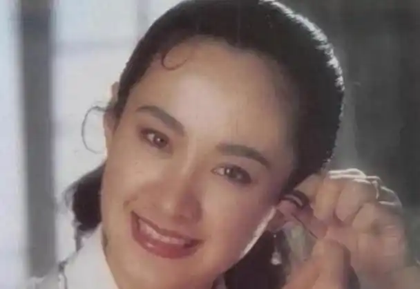 被名导丈夫捧红的剧雪丈夫病逝后不愿演戏56岁至今未婚无子嗣