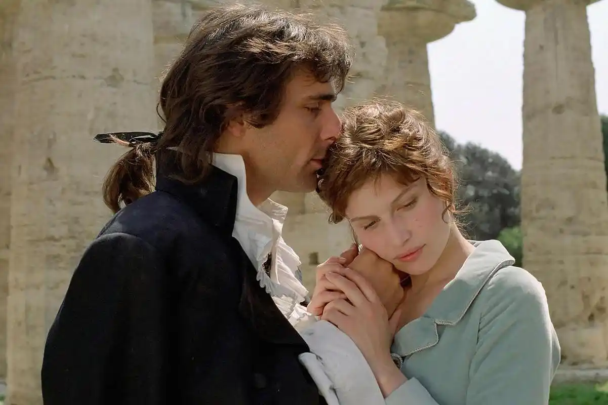 罗密欧与朱丽叶:巴黎两个家族的恩怨,年轻的罗密欧和朱丽叶坠入禁忌的