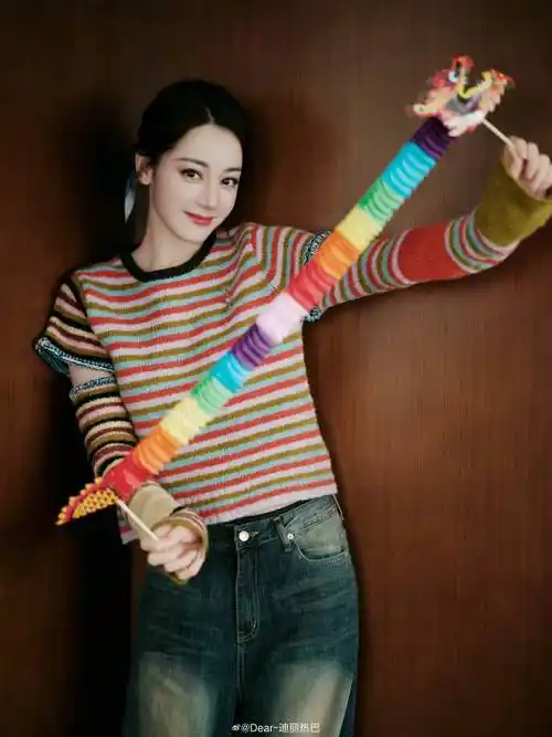 迪丽热巴分享开工美照,俏皮可爱甜如少女,烈焰红唇显喜庆_工作_显得