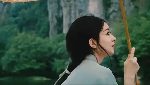 原创赵丽颖公开行程受期待湖畔持伞奔跑宛如少女回眸一笑超惊艳